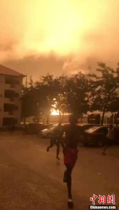 現(xiàn)場目擊者稱，該燃氣站爆炸后引燃了相鄰的一個加油站，引發(fā)二次爆炸。